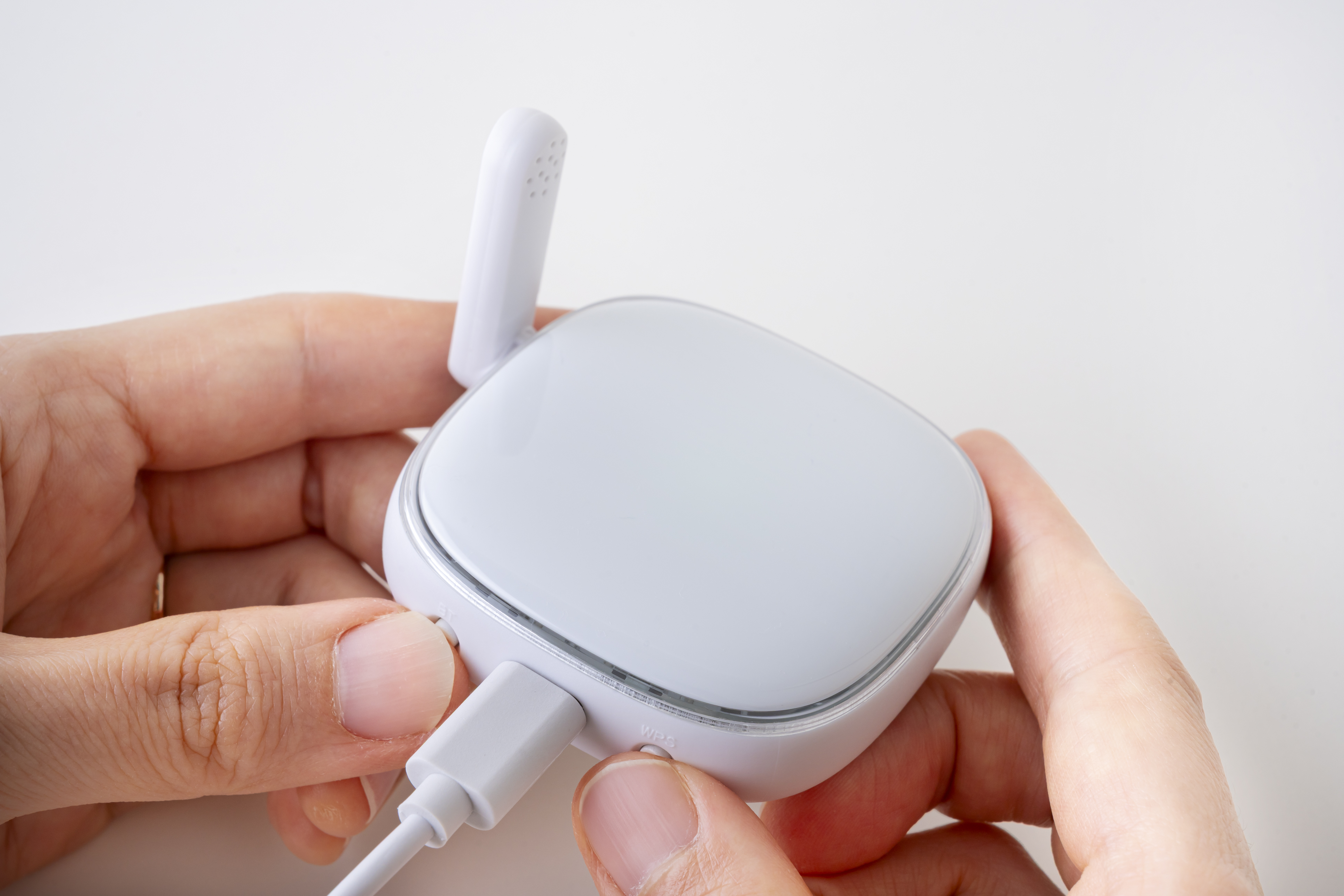 電源を接続したまま、BTボタンとWPSボタンを同時に約10秒間長押しします。