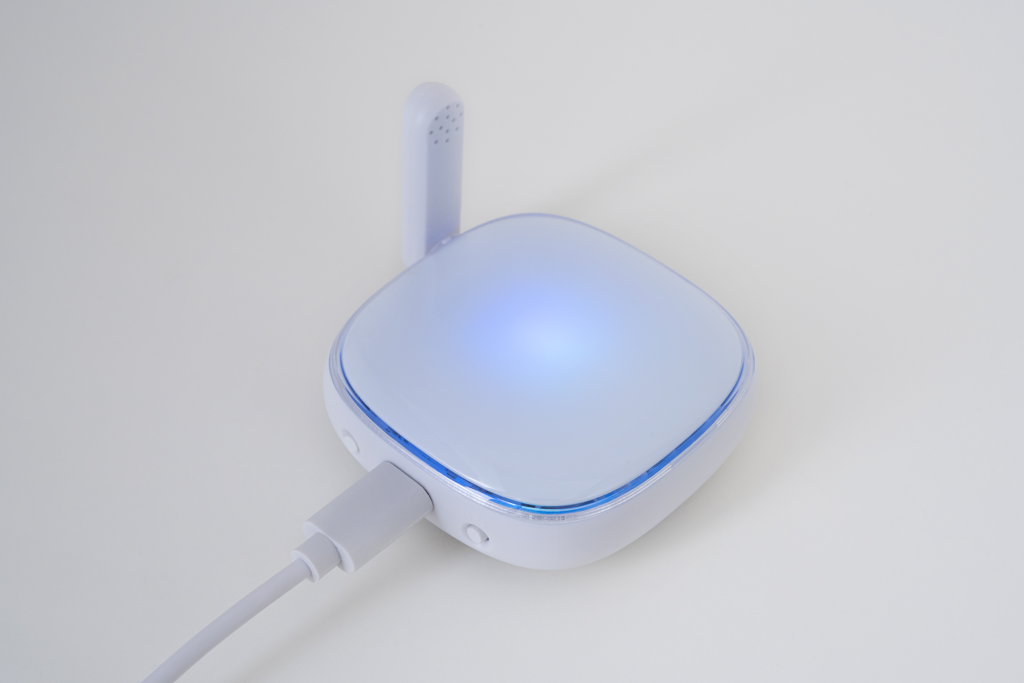 LEDが青色に点灯したら、USBケーブルを抜きます。