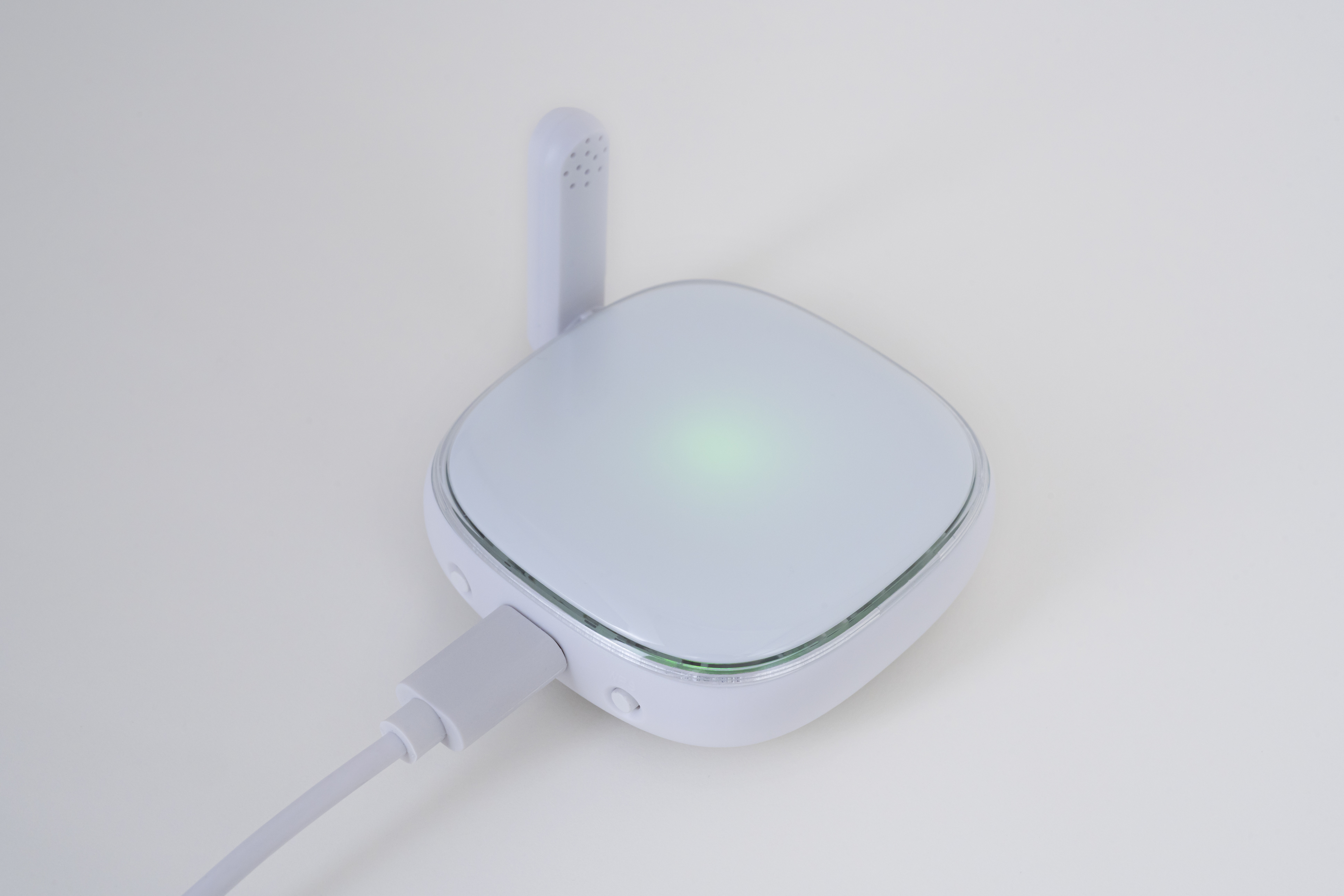 再度USBケーブルを挿し込み、LEDが緑色に点滅すれば、リセット完了です。