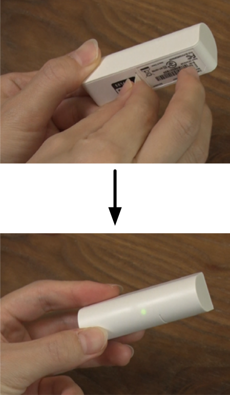 開閉センサー本体部の裏から露出したタブを引き抜いてください（電池が通電し、検知可能な状態になります）。LEDインジケータが緑色で点滅（約１秒間隔）します。